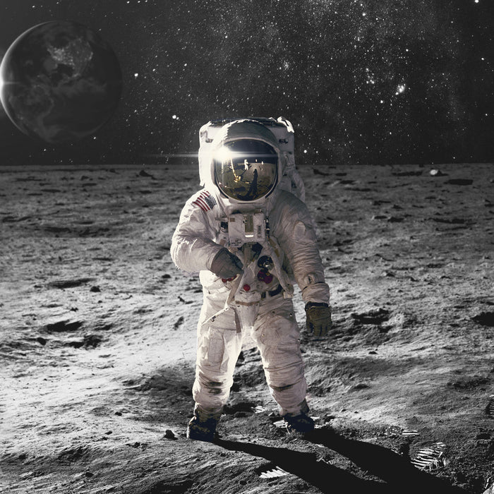 Einsamer Astronaut auf dem Mond B&W Detail, Glasbild Quadratisch