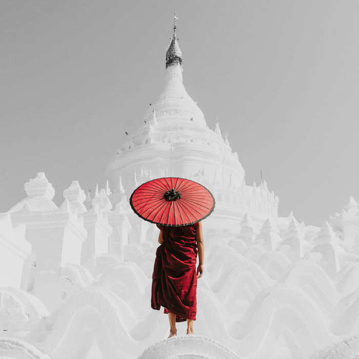 Mönch in rotem Gewand vor weißem Tempel B&W Detail, Glasbild Quadratisch