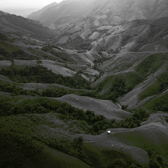 Grüne Berglandschaft in Thailand B&W Detail, Glasbild Quadratisch