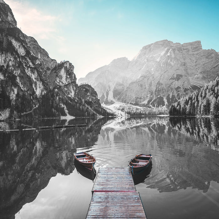 Boote am Steg des Pragser Wildsee B&W Detail, Glasbild Quadratisch