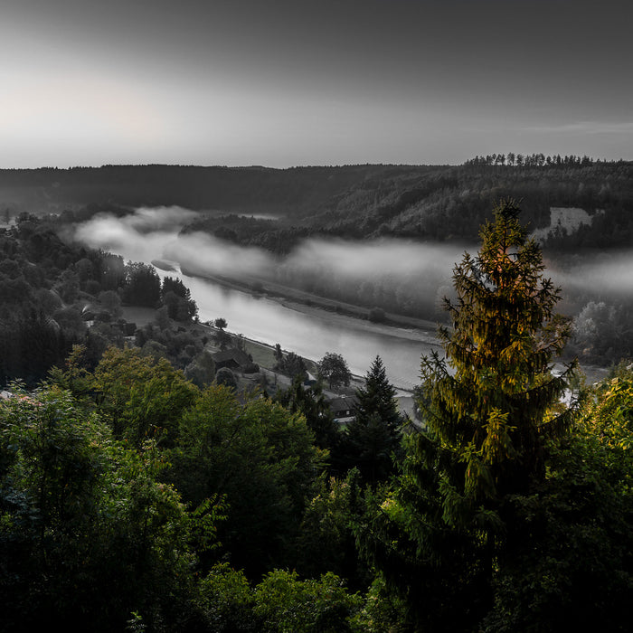 Nebel über Fluss bei Sonnenaufgang B&W Detail, Glasbild Quadratisch