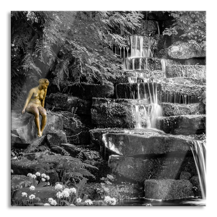 Pixxprint Kleiner Wasserfall über Steinplatten B&W Detail, Glasbild Quadratisch