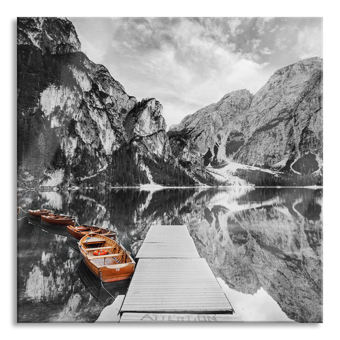 Bootsreihe am Steg des Pragser Wildsee B&W Detail, Glasbild Quadratisch
