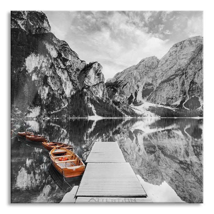 Pixxprint Bootsreihe am Steg des Pragser Wildsee B&W Detail, Glasbild Quadratisch