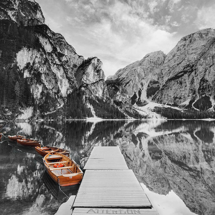 Bootsreihe am Steg des Pragser Wildsee B&W Detail, Glasbild Quadratisch