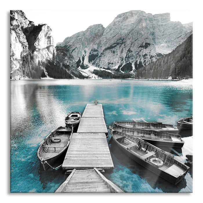 Pixxprint Bootssteg und Berge am Pragser Wildsee B&W Detail, Glasbild Quadratisch