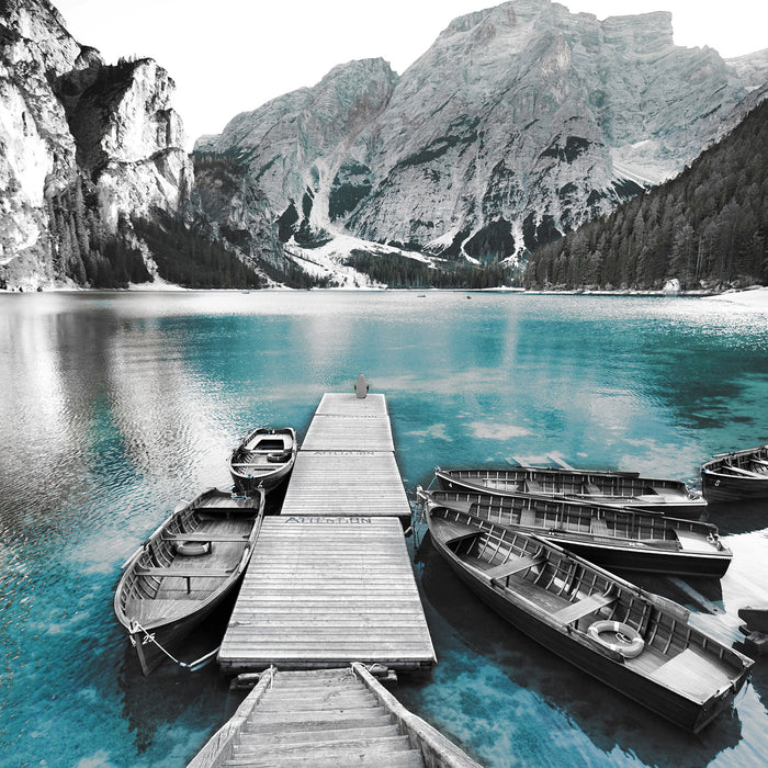 Bootssteg und Berge am Pragser Wildsee B&W Detail, Glasbild Quadratisch