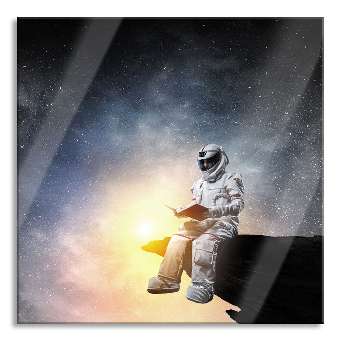 Lesender Astronaut auf Vorsprung vor Galaxie B&W Detail, Glasbild Quadratisch