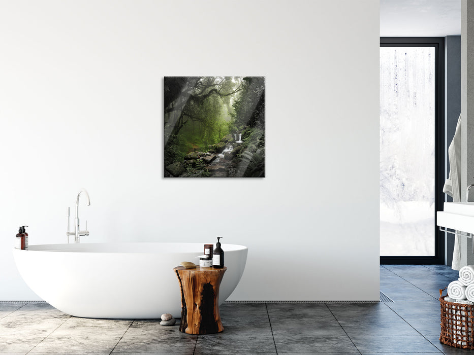 Kleinder Wasserfall im Dschungel B&W Detail, Glasbild Quadratisch