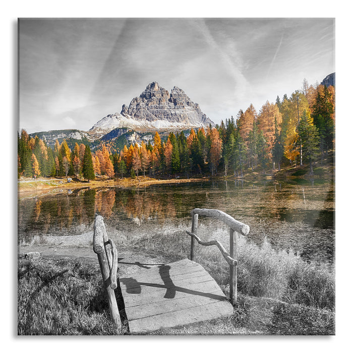 Pixxprint Holzbrücke an Dolomiten See im Herbst B&W Detail, Glasbild Quadratisch