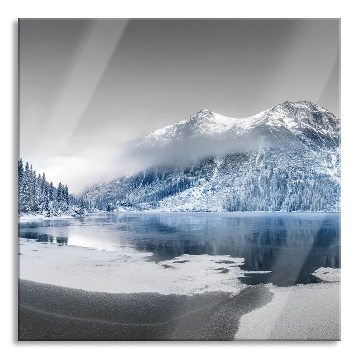 Winterlandschaft mit gefrorenem Bergsee B&W Detail, Glasbild Quadratisch