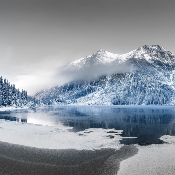 Winterlandschaft mit gefrorenem Bergsee B&W Detail, Glasbild Quadratisch