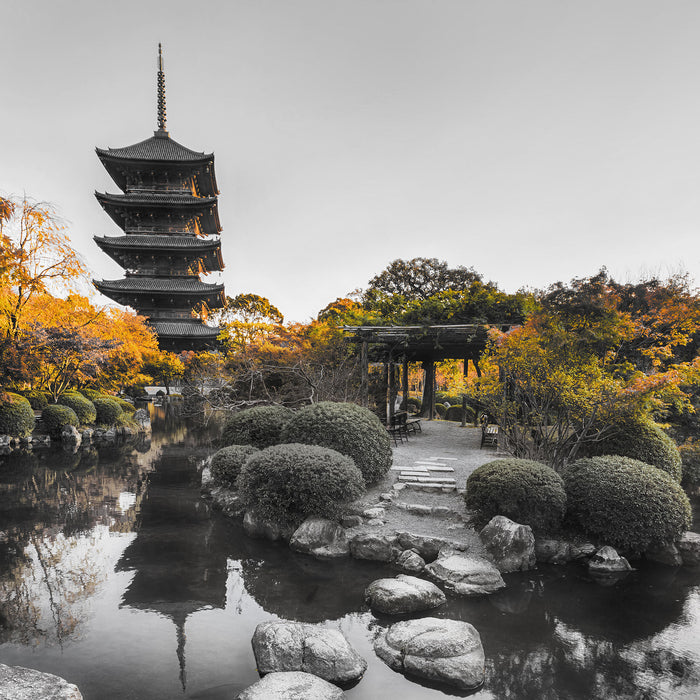 See im Herbst vor japanischem Tempel B&W Detail, Glasbild Quadratisch