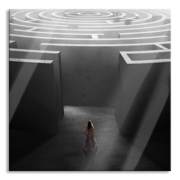 Pixxprint Frau vor großem Labyrinth B&W Detail, Glasbild Quadratisch