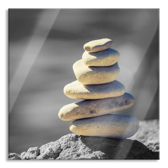 Pixxprint Steinpyramide am Strand B&W Detail, Glasbild Quadratisch