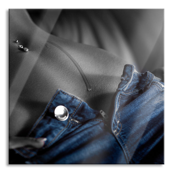 Pixxprint Schweißperle auf Frauenbauch B&W Detail, Glasbild Quadratisch