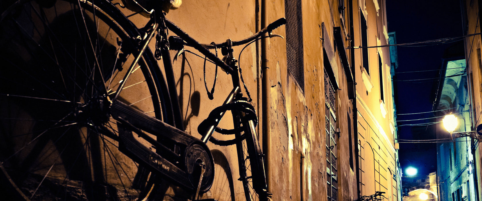 Seitengasse mit Fahrrad, Glasbild Panorama