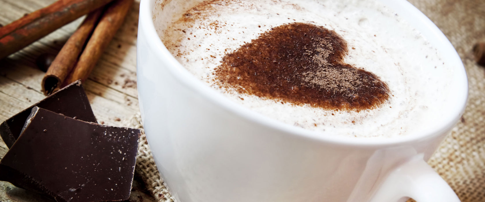 Tasse Kaffee mit Schokolade, Glasbild Panorama