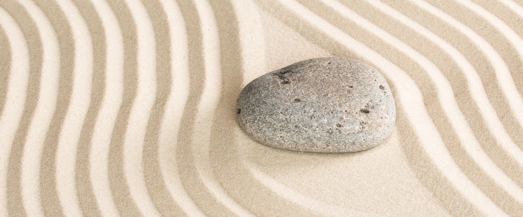 Steine in Sand mit Muster, Glasbild Panorama