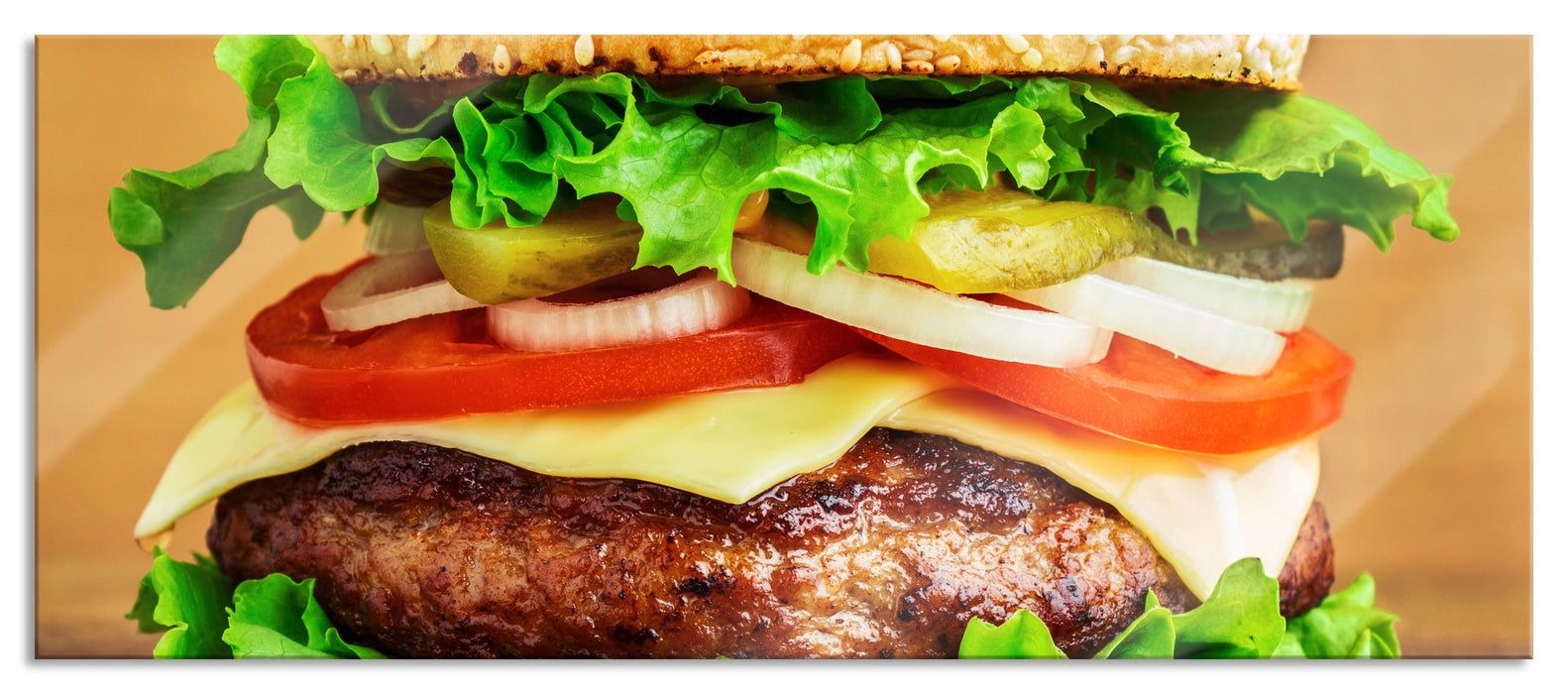 Köstlicher Burger auf Holztisch, Glasbild Panorama