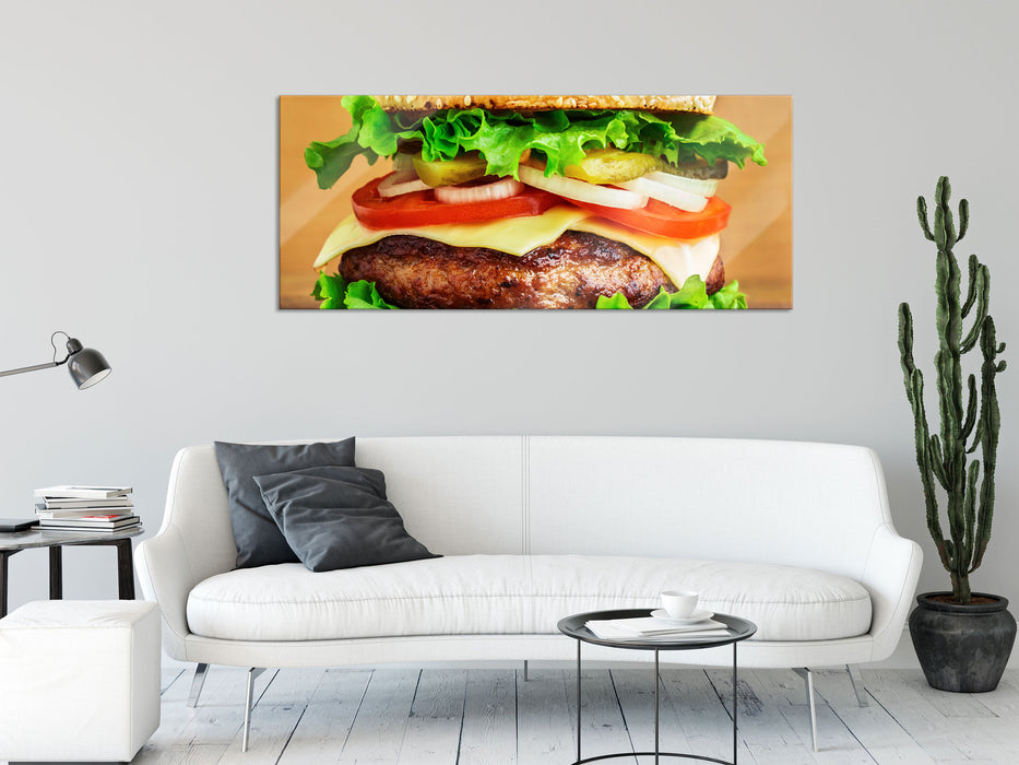 Köstlicher Burger auf Holztisch, Glasbild Panorama