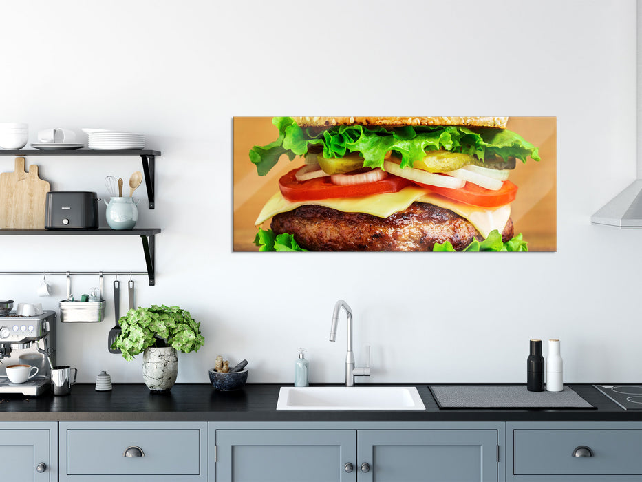 Köstlicher Burger auf Holztisch, Glasbild Panorama