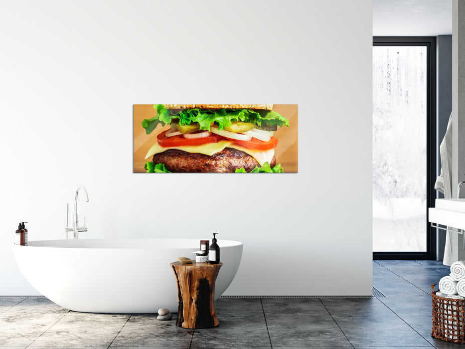 Köstlicher Burger auf Holztisch, Glasbild Panorama