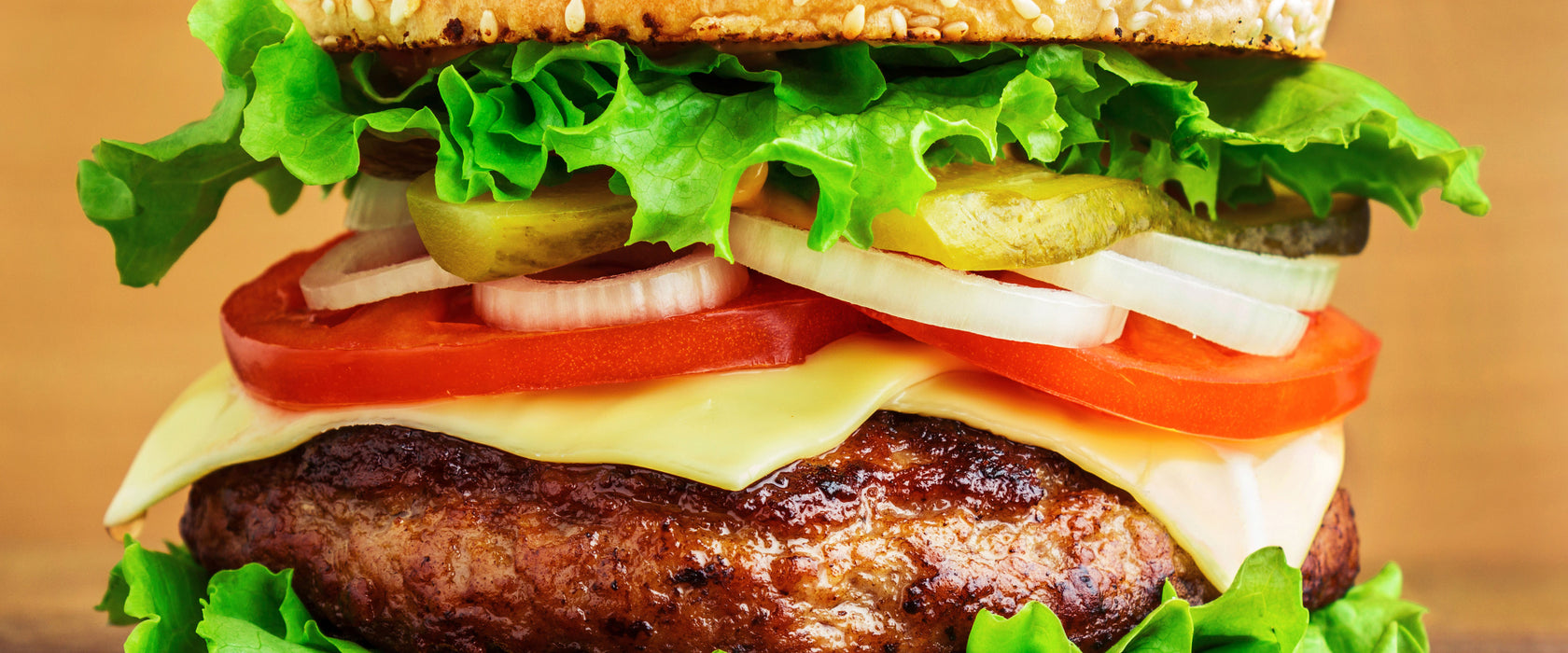 Köstlicher Burger auf Holztisch, Glasbild Panorama