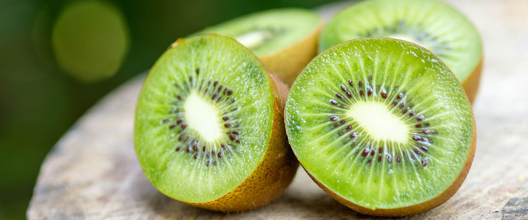 Leckere aufgeschnittene Kiwis, Glasbild Panorama