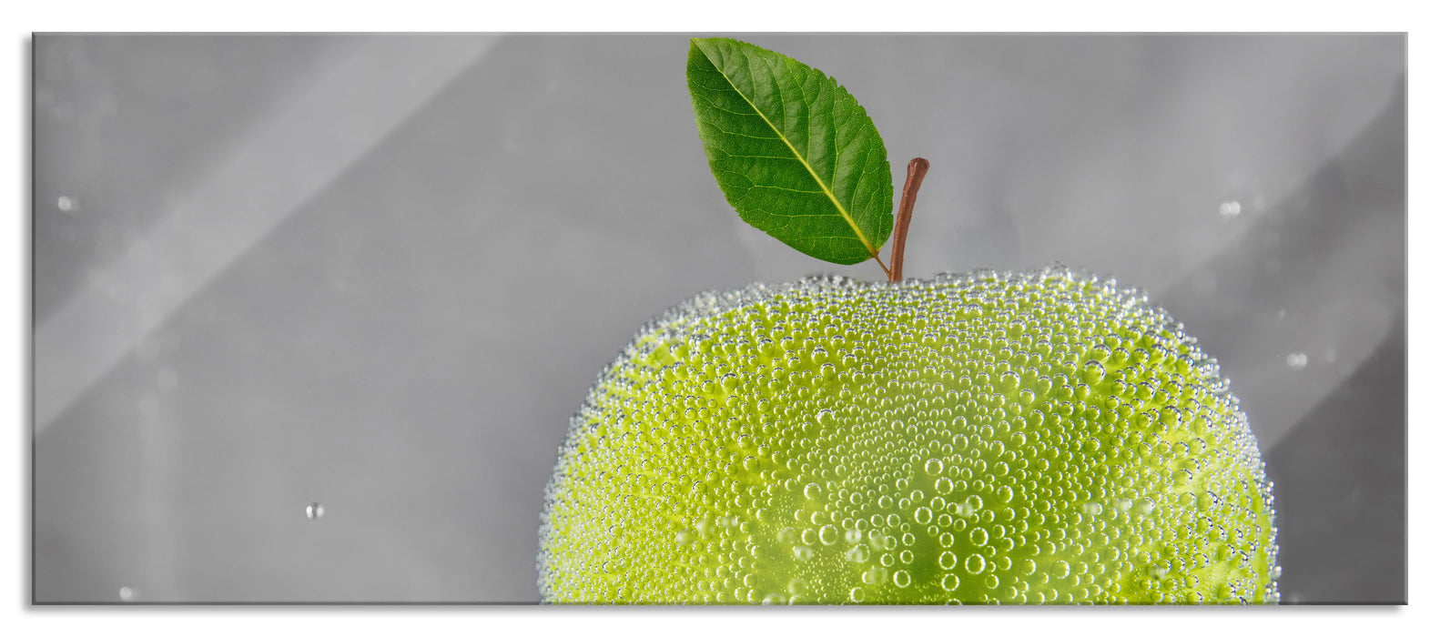 Grüner leckerer Apfel im Wasser, Glasbild Panorama