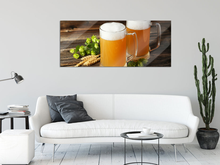 Köstliches Bier mit Hopfenblüten, Glasbild Panorama