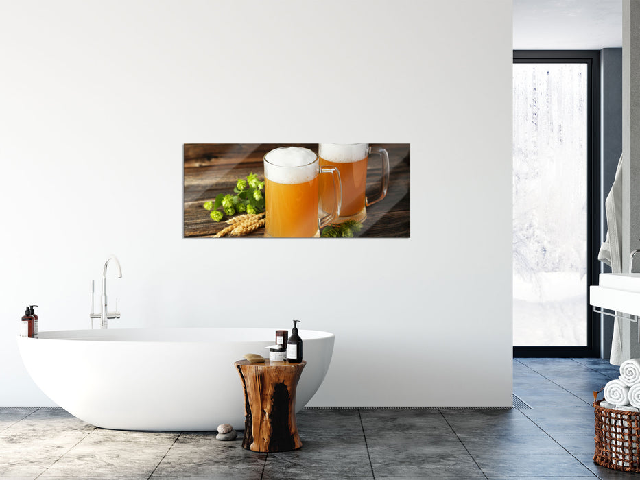 Köstliches Bier mit Hopfenblüten, Glasbild Panorama