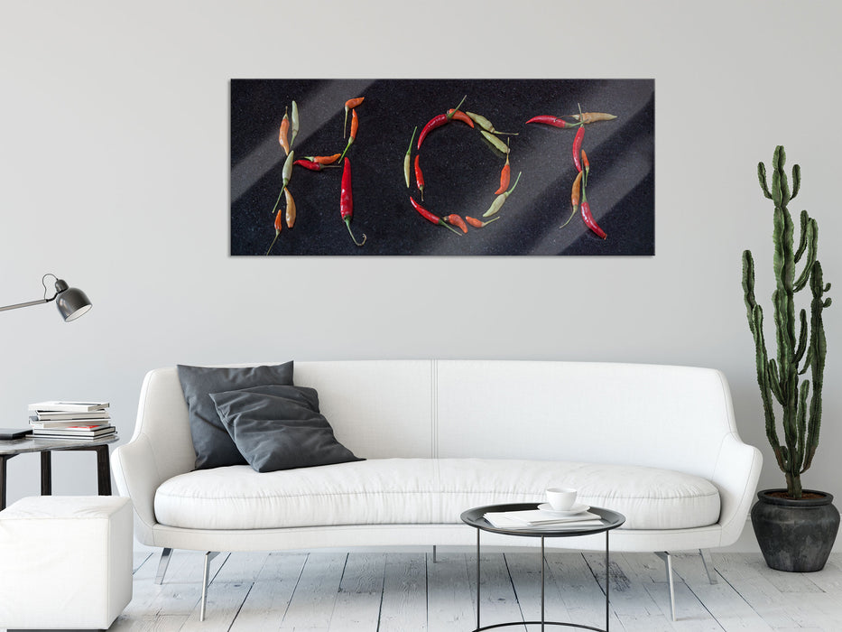 Chilis zu dem Wort Hot geformt, Glasbild Panorama