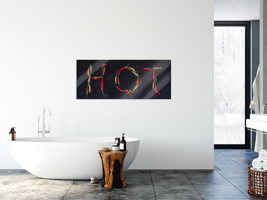 Chilis zu dem Wort Hot geformt, Glasbild Panorama