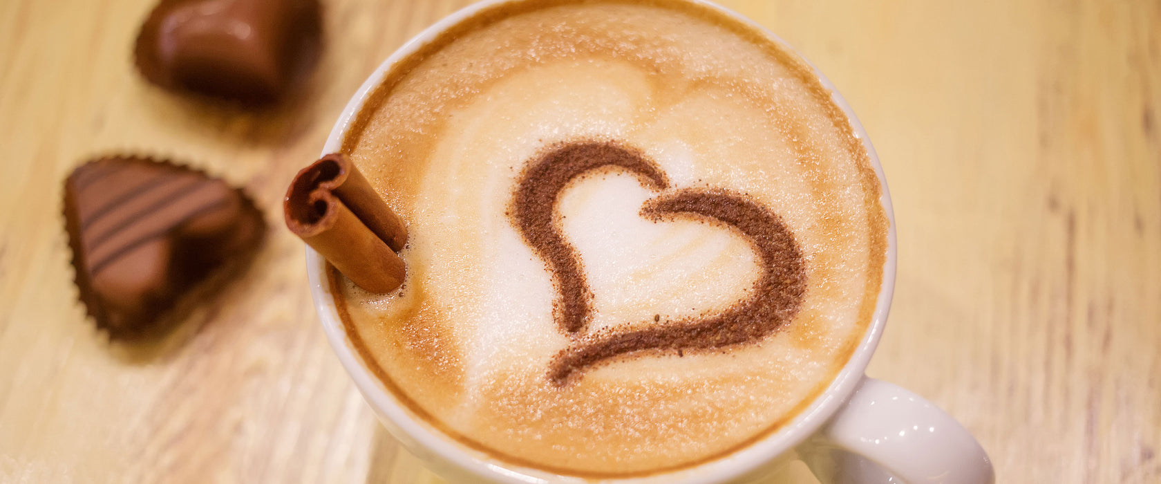 Leckerer Cappucino mit Herz, Glasbild Panorama