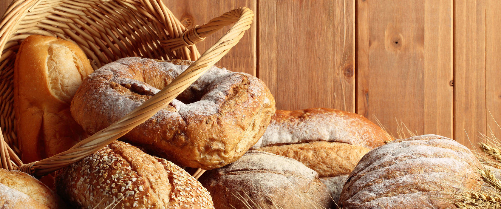 Korb mit leckerem frischen Brot, Glasbild Panorama