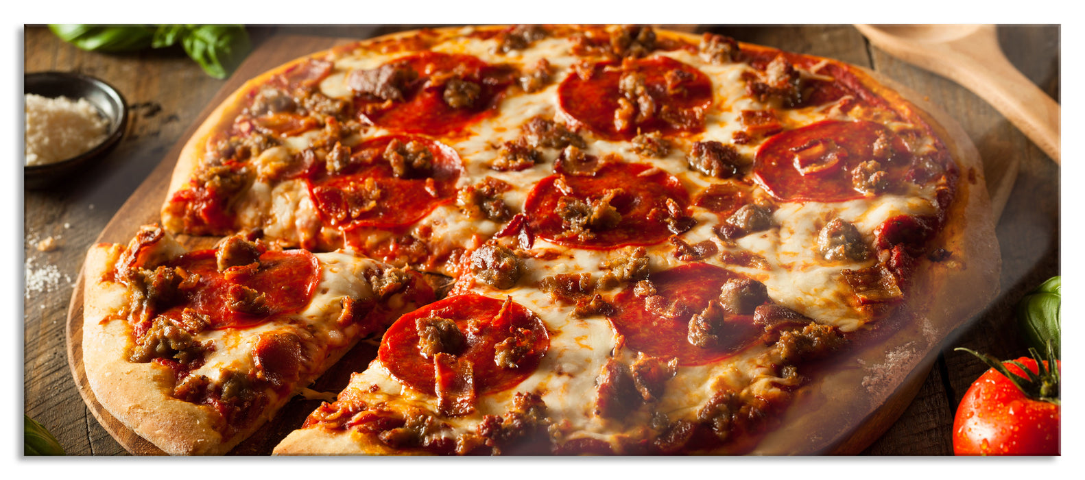 Pizza mit Salami und Tomaten, Glasbild Panorama