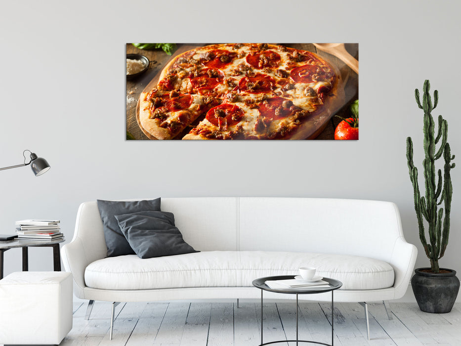 Pizza mit Salami und Tomaten, Glasbild Panorama