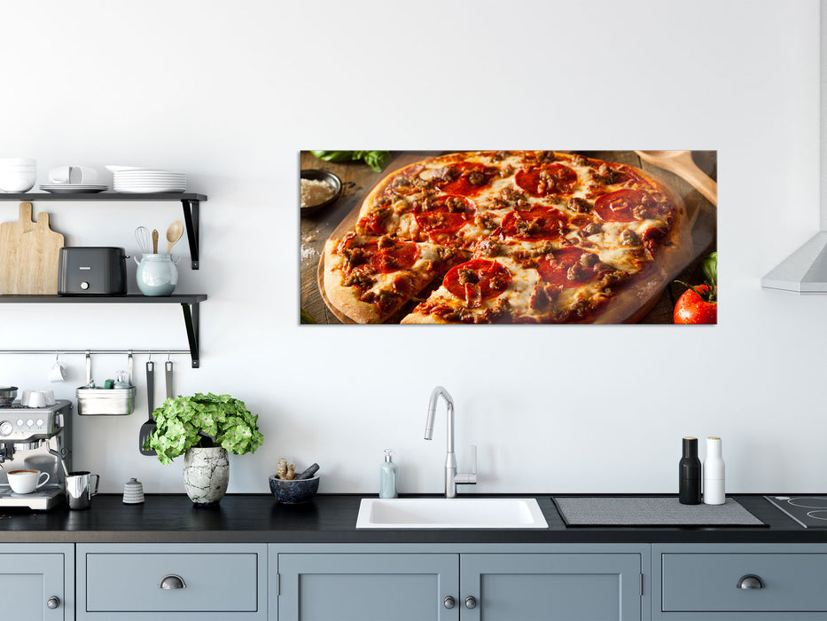 Pizza mit Salami und Tomaten, Glasbild Panorama