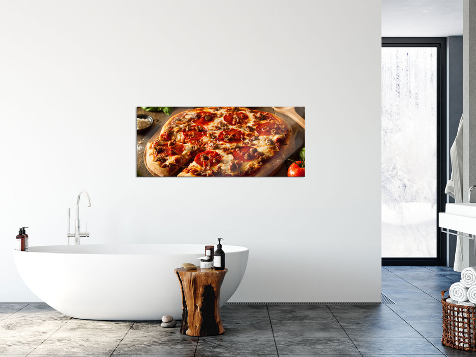 Pizza mit Salami und Tomaten, Glasbild Panorama