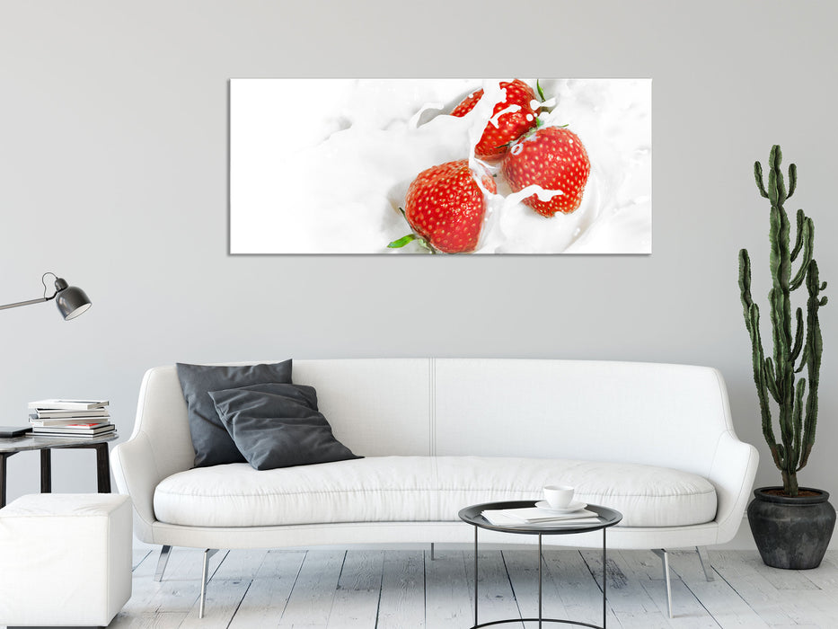 Leckere Erdbeeren in Milch, Glasbild Panorama