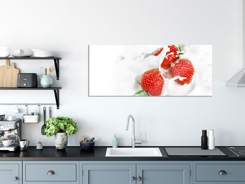 Leckere Erdbeeren in Milch, Glasbild Panorama