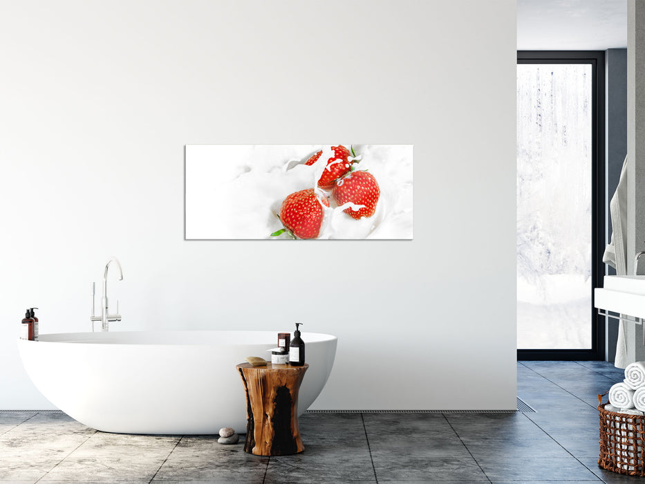 Leckere Erdbeeren in Milch, Glasbild Panorama