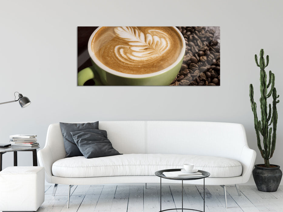 Cappucino zwischen Kaffeebohnen, Glasbild Panorama