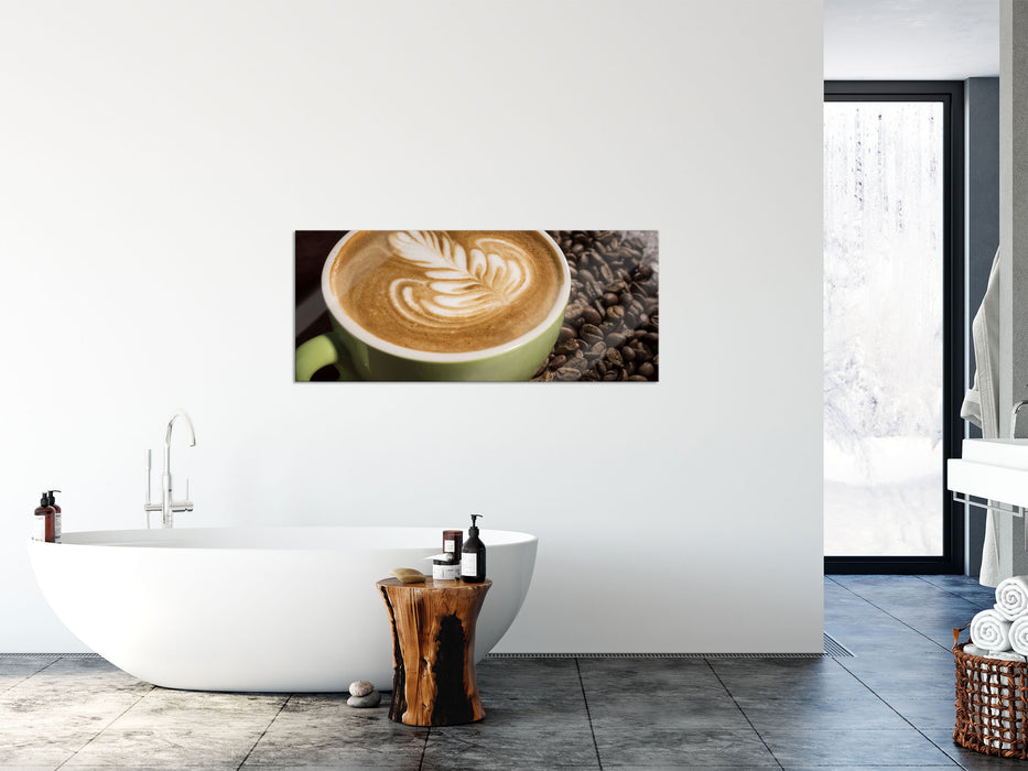 Cappucino zwischen Kaffeebohnen, Glasbild Panorama