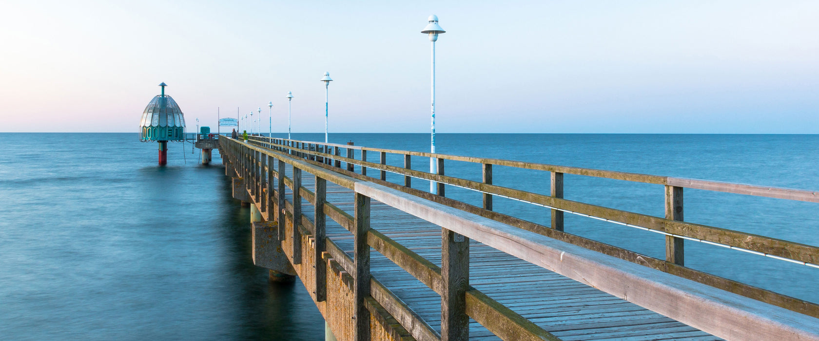 Traumhafter Steg ins Meer, Glasbild Panorama