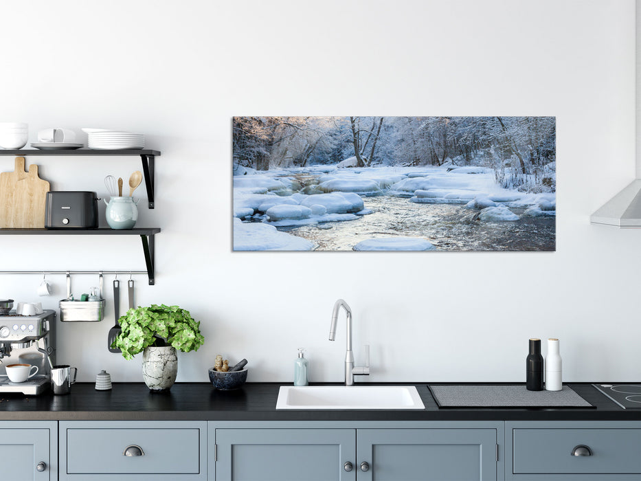 Bach in Winterlandschaft, Glasbild Panorama