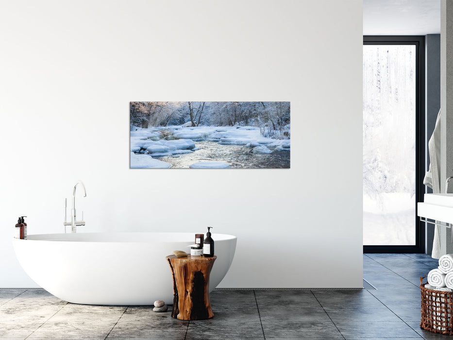 Bach in Winterlandschaft, Glasbild Panorama