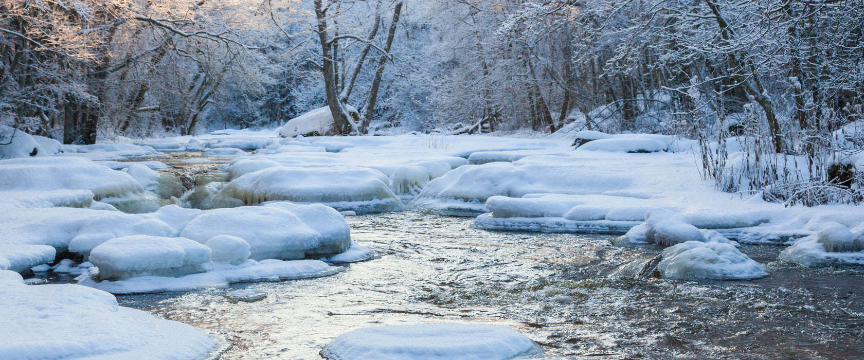 Bach in Winterlandschaft, Glasbild Panorama