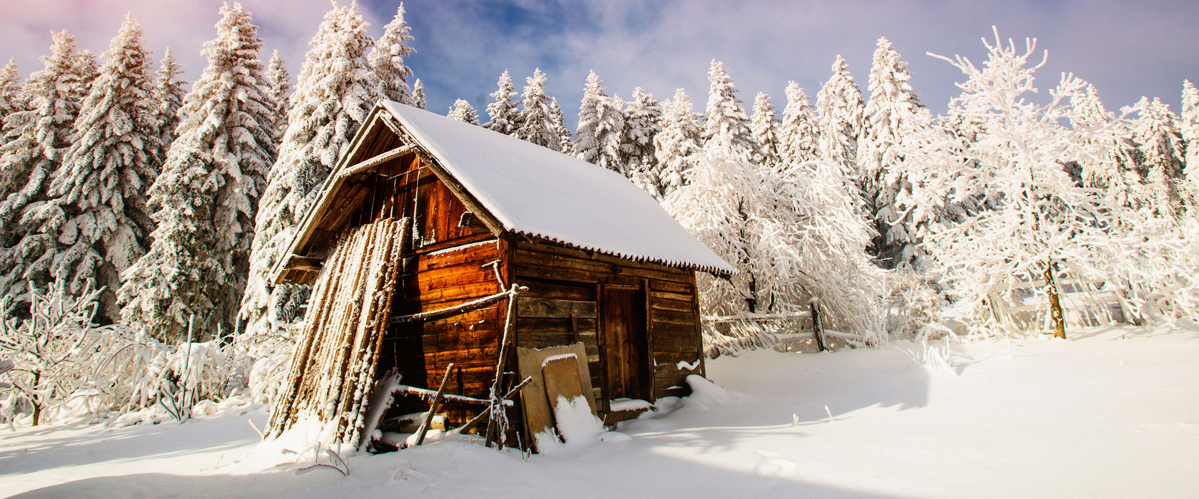 Holzhütte im Schnee, Glasbild Panorama